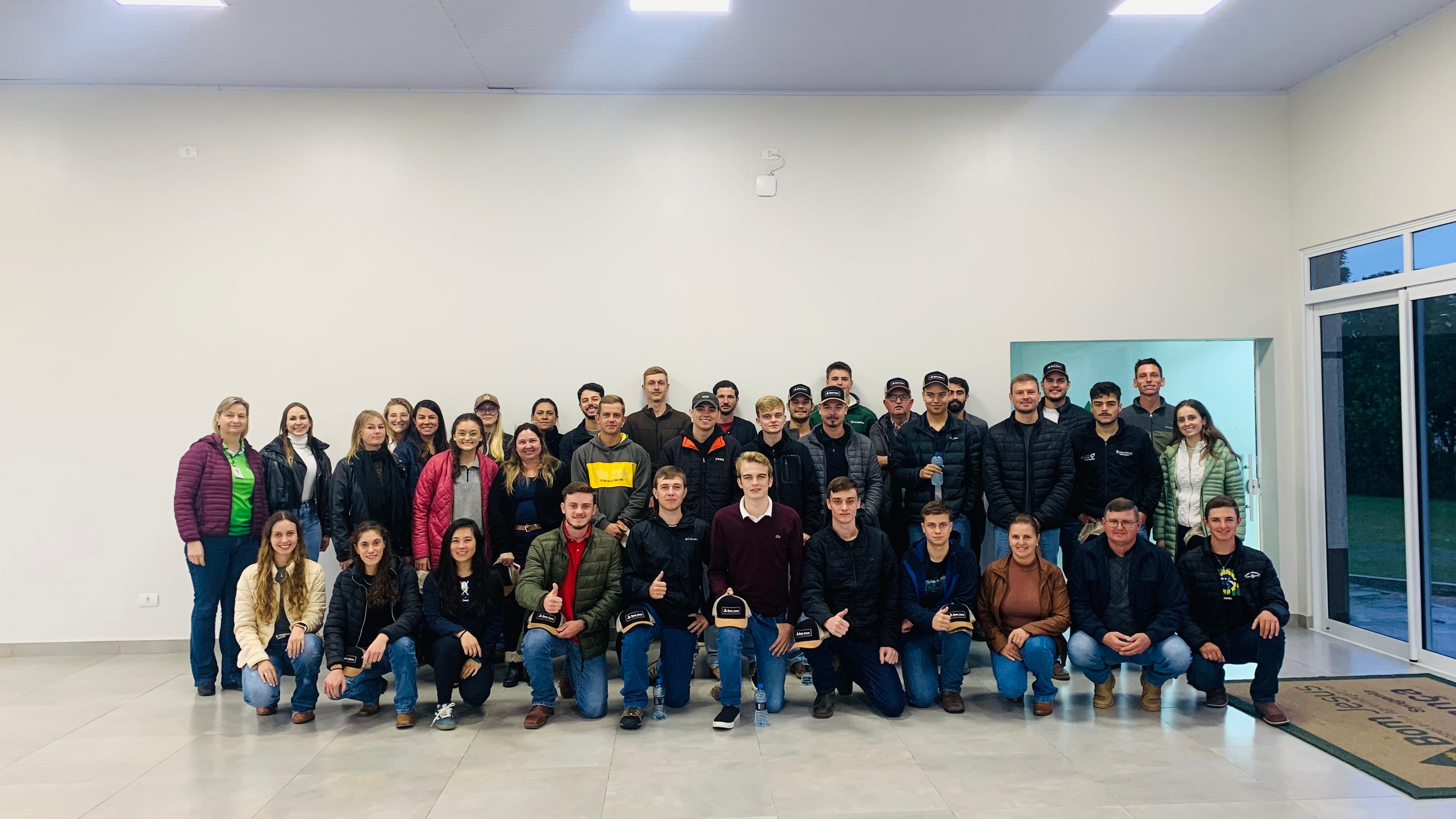 Jovens da Cooperativa Frísia visitam a Bom Jesus para um dia de conexão e inspiração cooperativista